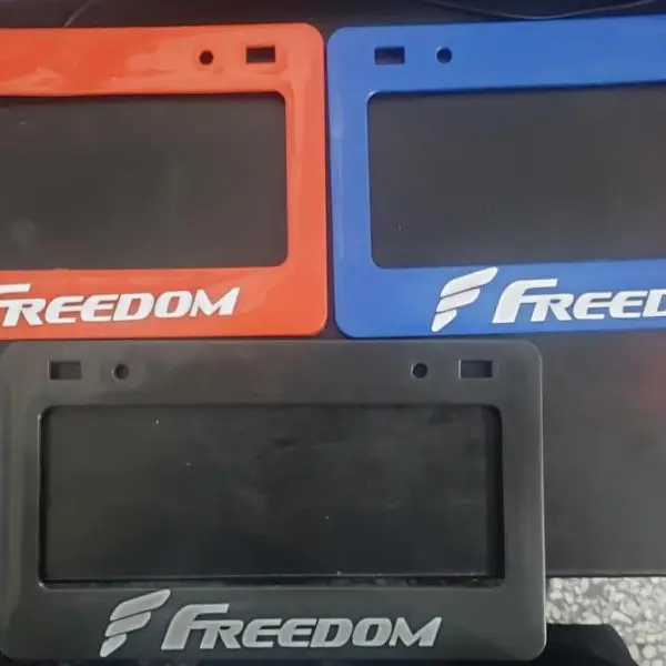 PORTAPLACA NEGRO AZUL ROJO FREEDOM
