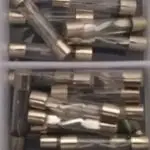 FUSIBLES DE VIDRIO 10A 20A 25A 30A "10 Y 20 A Q1C/U 25A 30A A Q 2C/U" SIN MARCA