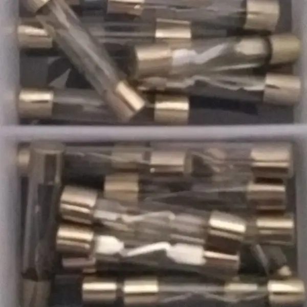 FUSIBLES DE VIDRIO 10A 20A 25A 30A "10 Y 20 A Q1C/U 25A 30A A Q 2C/U" SIN MARCA