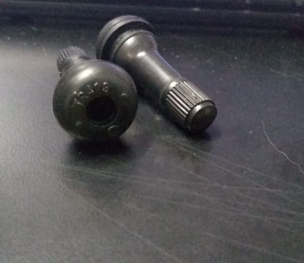 VALVULAS PARA LLANTA TUBULAR ECONOMICAS PLATICASTICAS NEGRA SIN MARCA