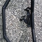 DEFENSA UNIVERSAL NEGRA CON PROTECTOR PLASTICO ROJO SIN MARCA